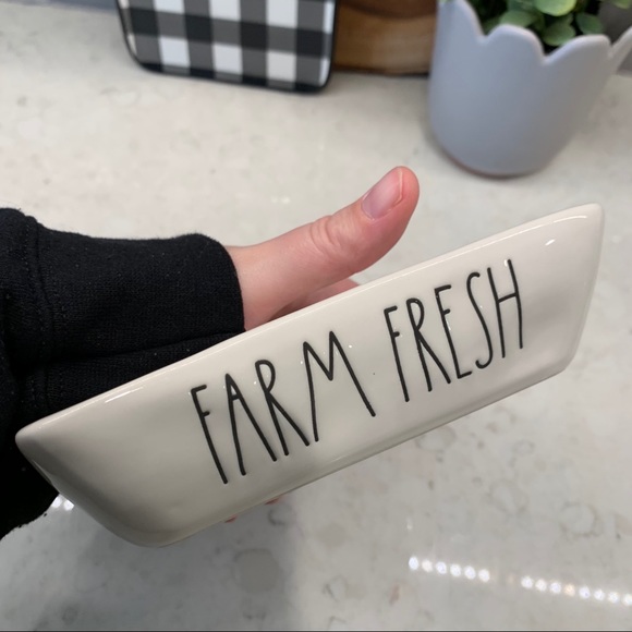 Rae Dunn FARM FRESH Ceramic Egg Crate - Picture 2 of 5